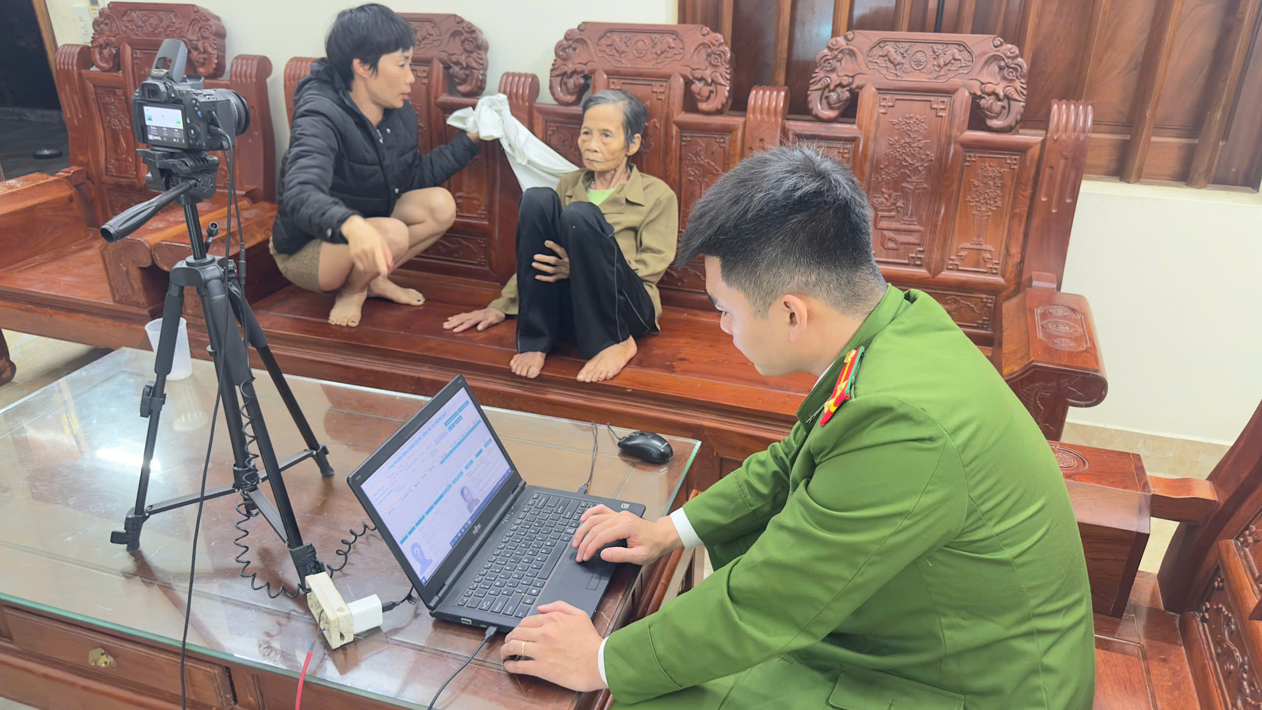 Công an xã Tiên Lãng tổ chức thu nhận hồ sơ căn cước lưu động cho công dân già yếu, đi lại khó khăn